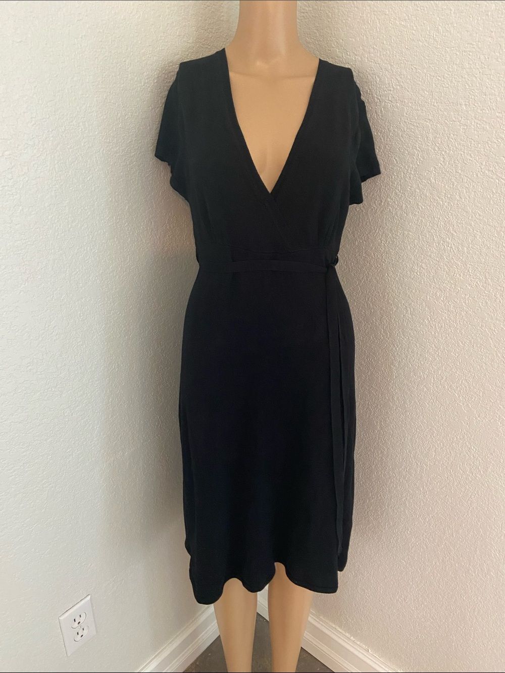 VTG BCBGMaxAzria Black V-Neck Midi Dress Sz M